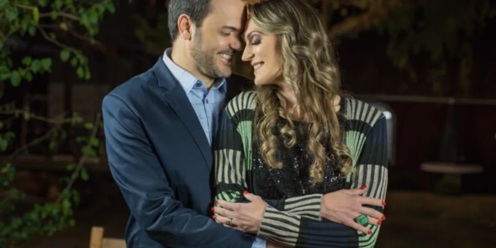 LOVE - Franck e Valeska Bobato no próximo domingo (5) brindam seus 17 anos de união e cumplicidade. O casal além de uma relação bem sucedida, tendo como fruto, a linda e doce Maria Clara, é também destaque na vida profissional. Da coluna RC os votos de uma união regada por muito amor e realizações.