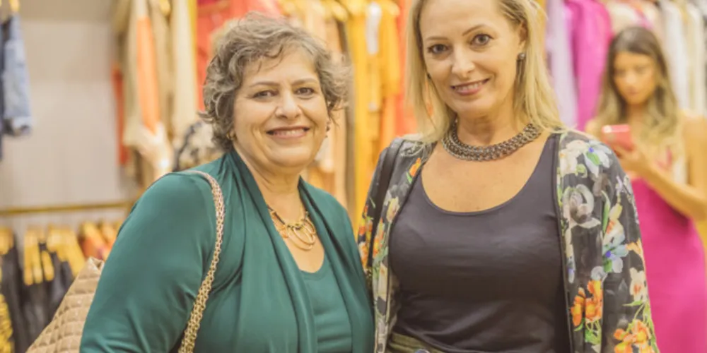TROCA DE IDADE – Tania Freitas recebeu as felicitações pela passagem de seu aniversário na última terça-feira (17). No registro, Tania e sua irmã Luciane Nunes Freitas dos Santos. Da coluna RC os votos de felicidades e realizações.