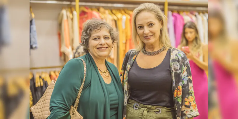 TROCA DE IDADE – Tania Freitas recebeu as felicitações pela passagem de seu aniversário na última terça-feira (17). No registro, Tania e sua irmã Luciane Nunes Freitas dos Santos. Da coluna RC os votos de felicidades e realizações.