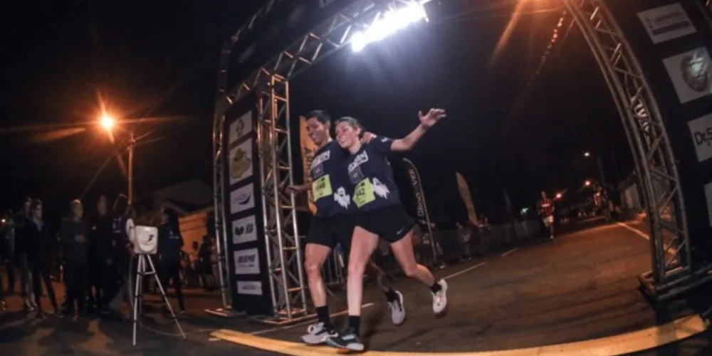 3ª edição do evento movimentou corredores em trajetos de cinco e 10 quilômetros pelas ruas de Vila Oficinas na noite de sábado