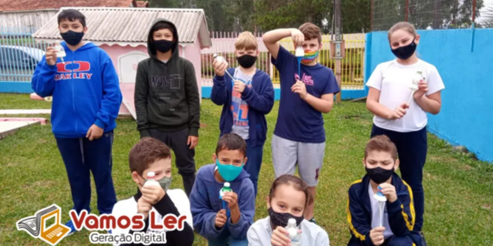 Atividades ocorreram dentro da sala e no pátio da escola