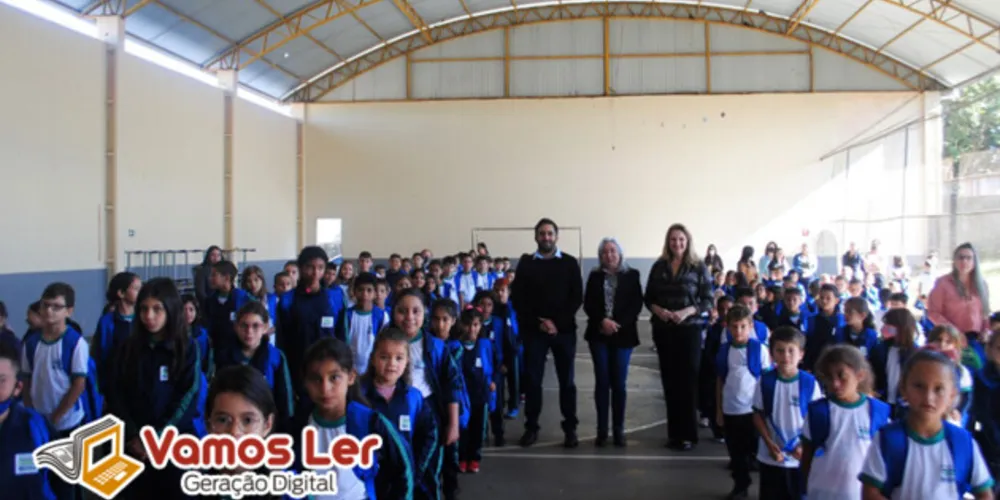 Autoridades, educadores, alunos e pais participaram da cerimônia