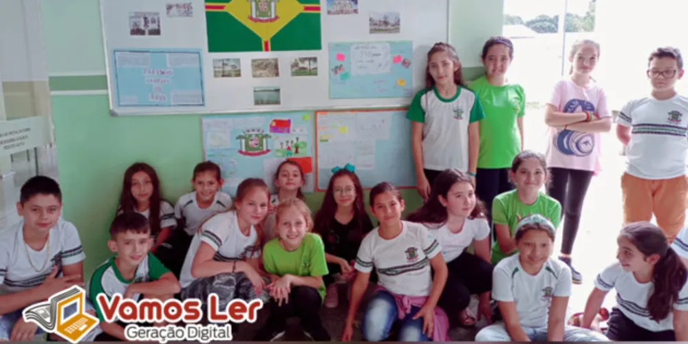 Mural exposto na escola e trabalhos em sala marcaram dinâmica da turma