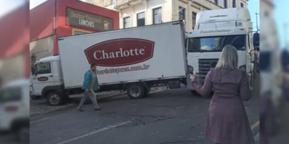 Até começo do manhã, veículos seguiam no local