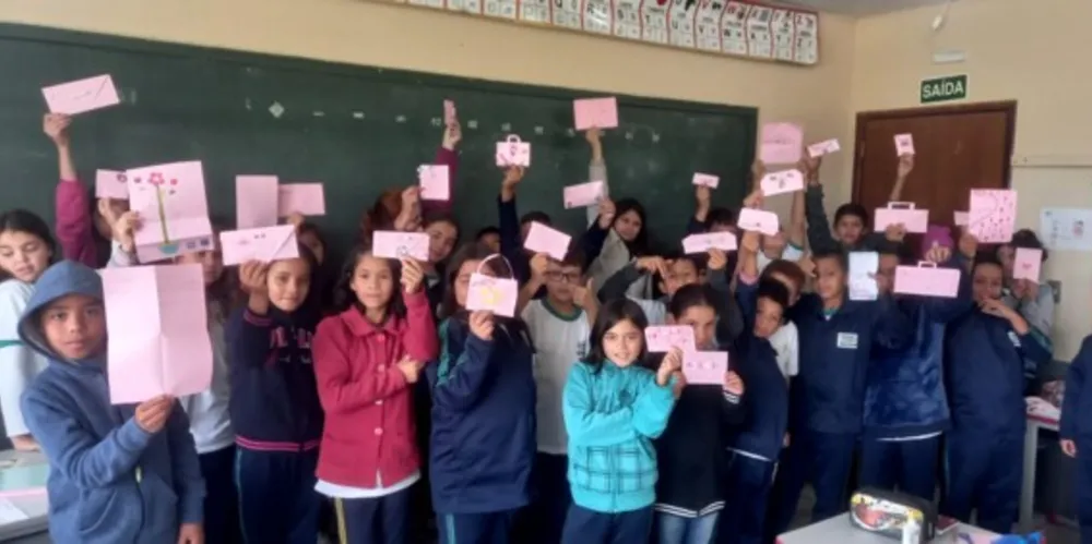 Fotos mostram encantamento dos alunos em poder homenagear quem amam