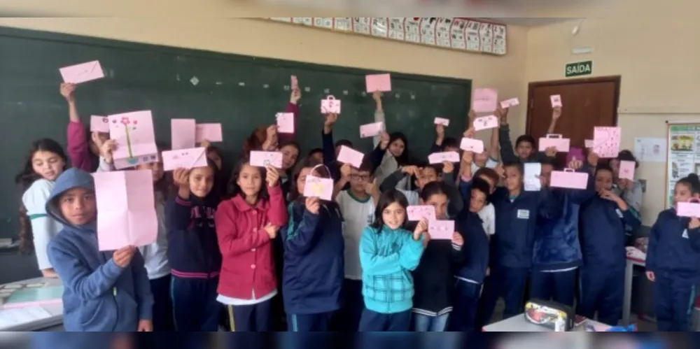 Fotos mostram encantamento dos alunos em poder homenagear quem amam