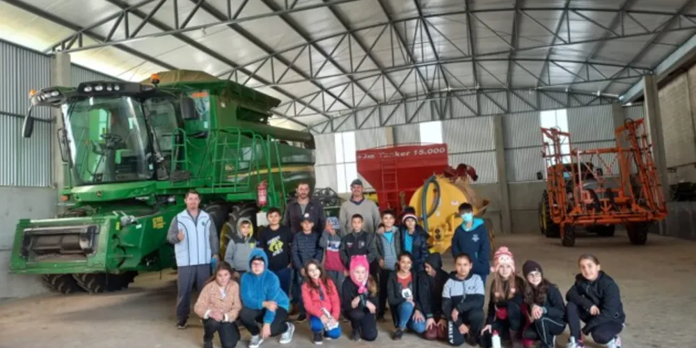 Visitas em propriedade de grãos e entendimento do maquinário foram alguns pontos trabalhados