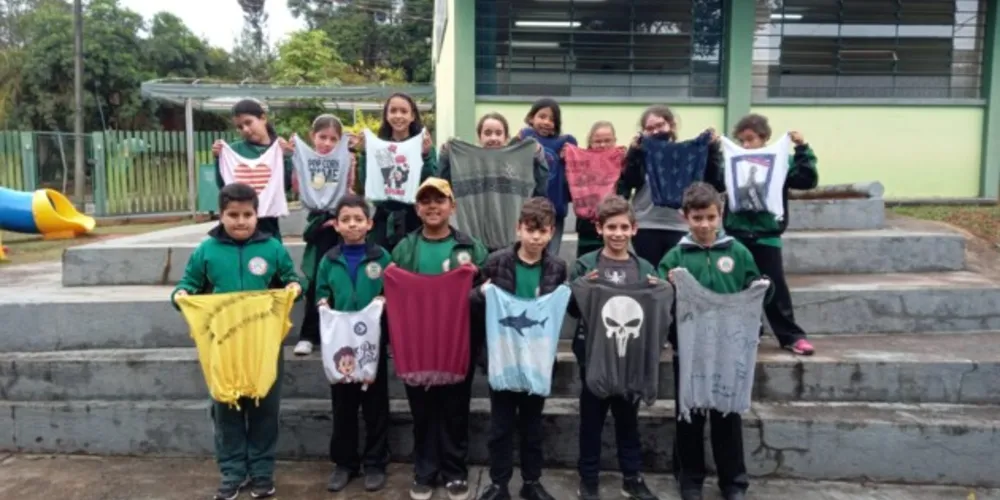 Leituras, produção de sacolas com camisetas velhas e muita dinâmica marcou aula