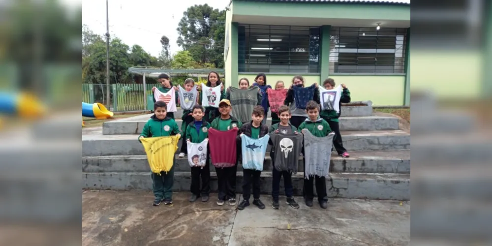 Leituras, produção de sacolas com camisetas velhas e muita dinâmica marcou aula