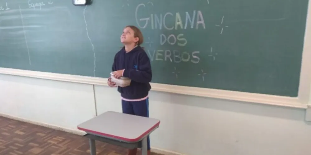 Fotos elucidam diversão e atenção dos alunos com a proposta