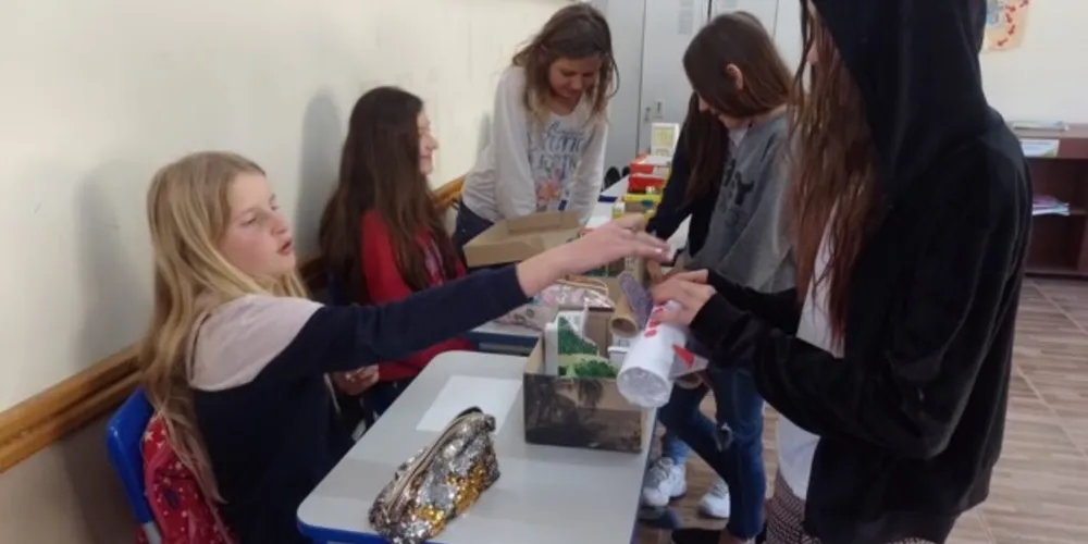 Fotos mostram trabalho antes e durante a exposição na instituição de ensino