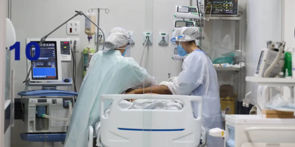 Os dados acumulados do monitoramento da Covid-19 mostram que o Paraná soma agora 2.491.284 casos confirmados e 43.048 mortos pela doença.