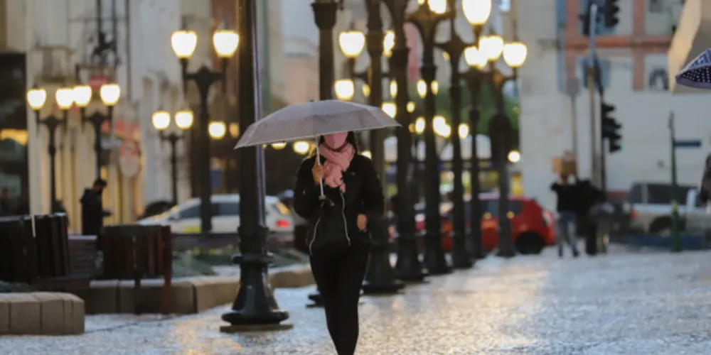 A frente fria avança e deixa o tempo instável na madrugada nas porções Oeste e Sul