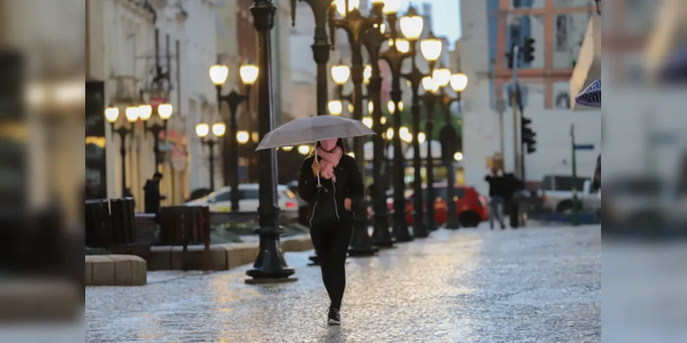 A frente fria avança e deixa o tempo instável na madrugada nas porções Oeste e Sul