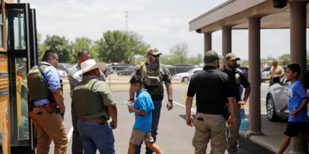 Entre as vítimas, estão 14 alunos e um professor. Atentado ocorreu nesta terça-feira (24)