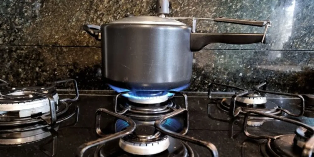 “Jamais coloque essas panelas sob a água da torneira para acelerar a retirada do vapor”, alerta. Paulo Jorge, capitão do Corpo de Bombeiros