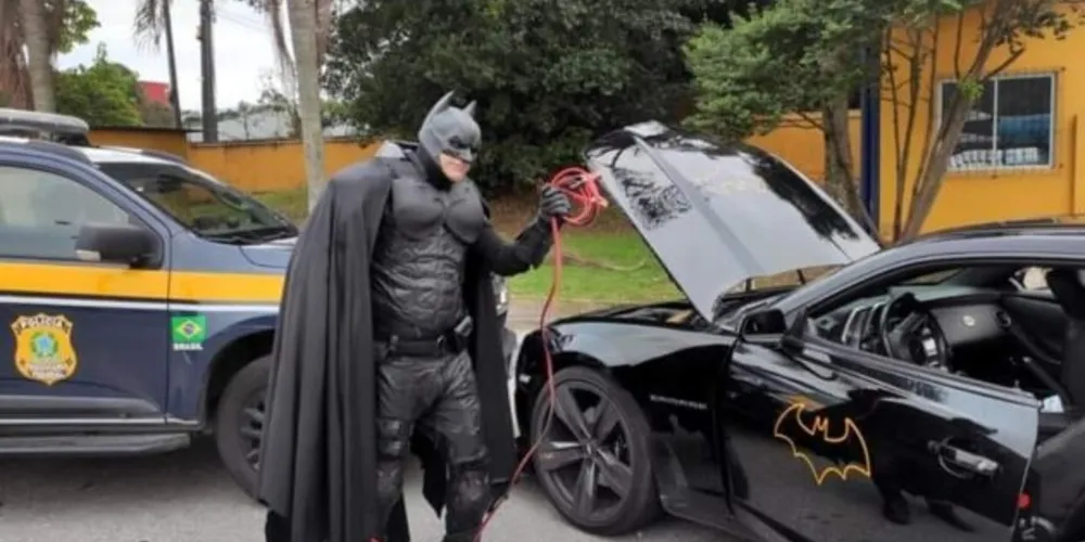 A bateria do carro descarregou e os agentes logo solucionaram o problema com um cabo de transferência de carga