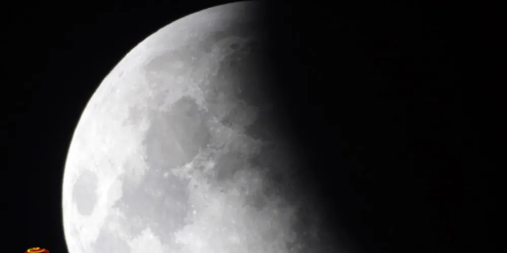 Fenômeno astronômico chegou em sua totalidade às 1h11 no horário de Brasília