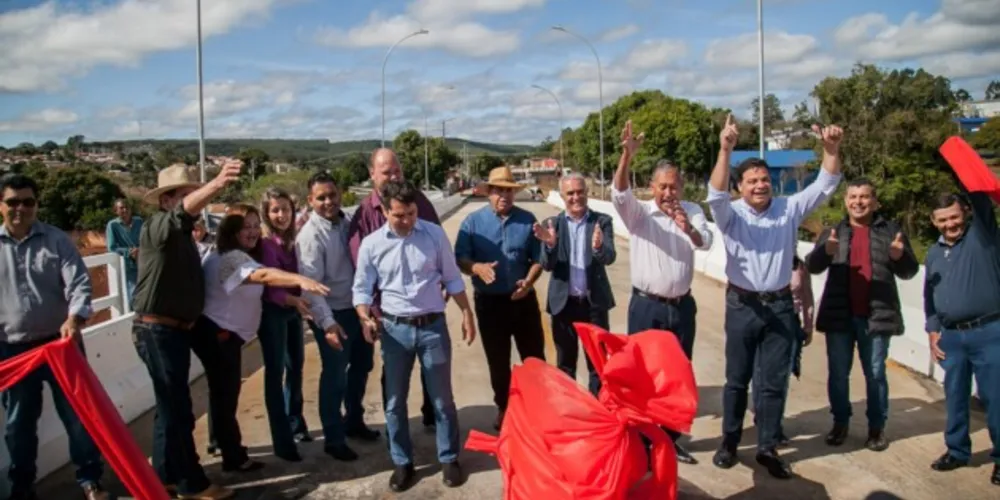 Estrutura que corta o Rio Jaguaricatu oferece rota alternativa para caminhões e demais veículos