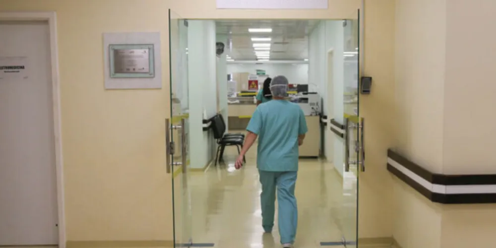 Nesta data, 559 pessoas estão internadas nos leitos SUS (146 em UTI e 413 em leitos clínicos/enfermaria), seja por suspeita ou diagnóstico de Covid-19 ou de outras SRAGs.