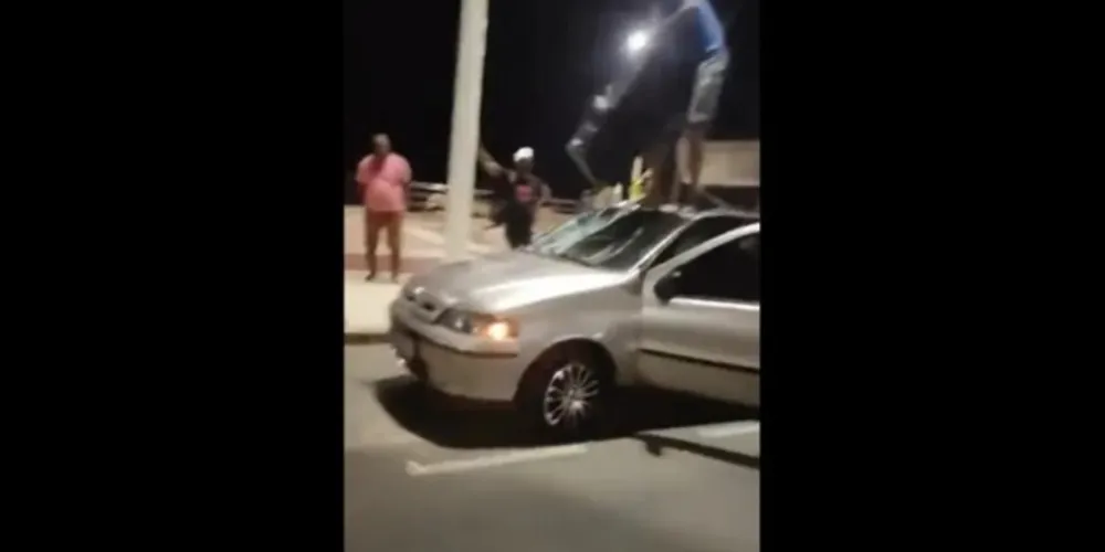 Caso ocorreu em Salvador (BA); suspeito foi visto estacionando o veículo e arremessando chave na praia ao avistar uma operação policial