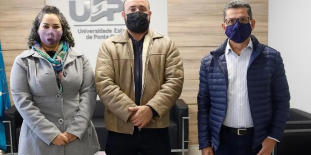 Presidente da AMCG e prefeito de Piraí do Sul, Henrique Carneiro, dialogou com o reitor, Miguel Sanches Neto