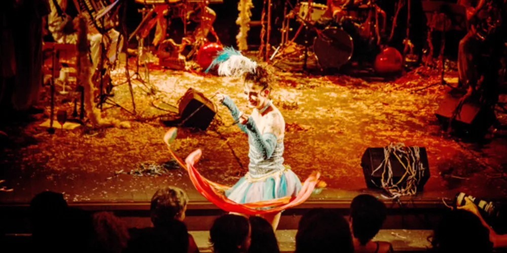 No palco uma trupe colorida e animada proporciona ao público uma viagem musical e cênica pelos coretos do Brasil com a participação muito especial do multi-instrumentista Carlos Malta.