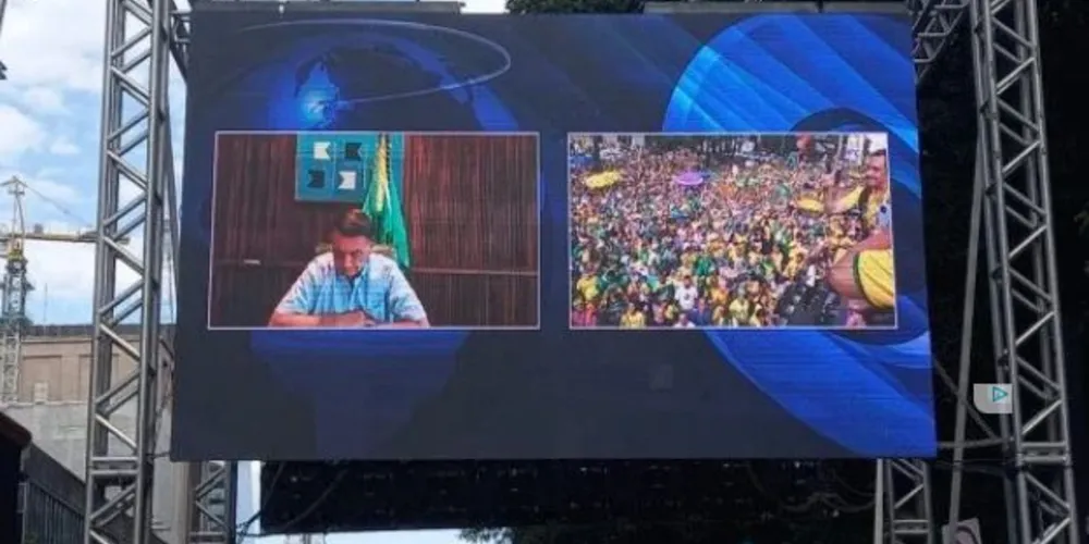 A manifestação teve início às 14h, e Bolsonaro apareceu de forma online por volta das 15h15.