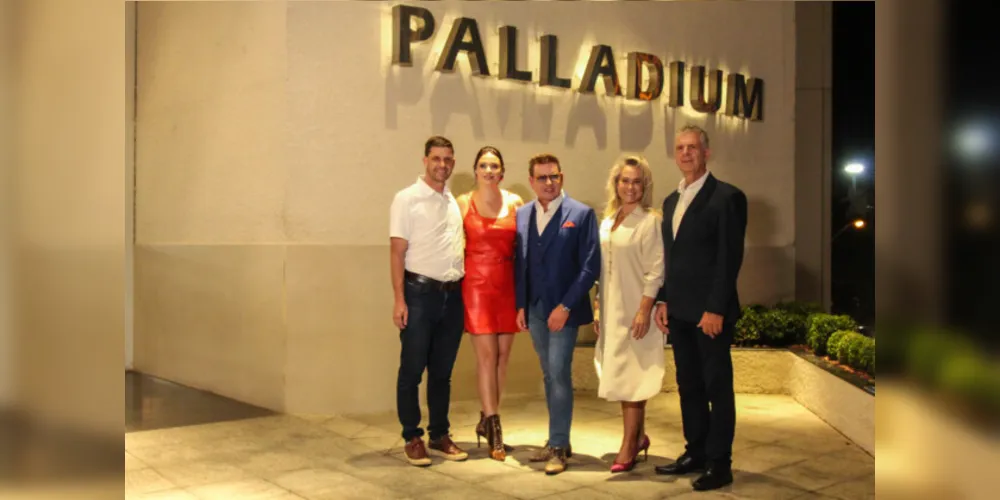 CELEBRATION NIGHT - O Palladium Shopping Center de Ponta Grossa recebeu na noite de quinta-feira, 28 de abril, o Celebration Night. O evento marcou a celebração dos resultados da loja Jorge Bischoff no Shopping, com a presença do designer e fundador da marca de mesmo nome. Na foto: André e Giovana Giostri, Jorge Bischoff, Maura Müller, gestora de Marketing do Palladium Ponta Grossa, e João Luís Giostri, superintendente do Palladium Ponta Grossa.
