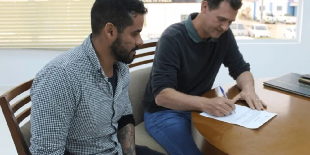 Prefeito assinou a ordem de serviço na segunda-feira (11)