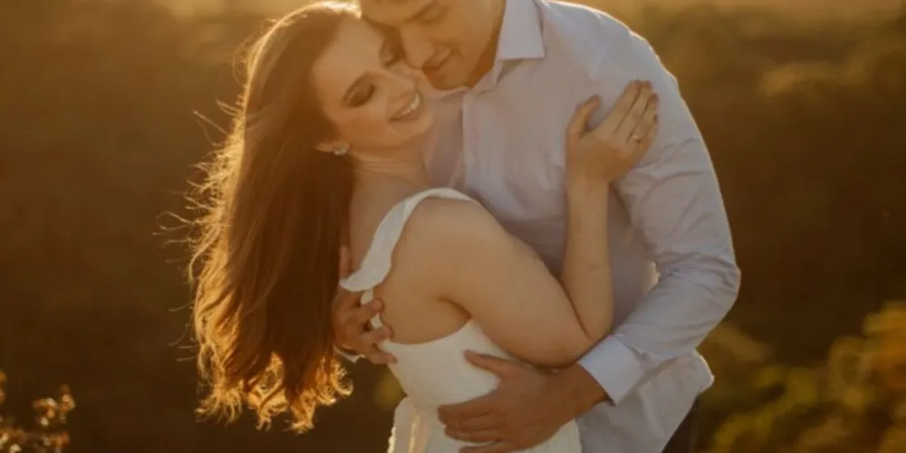 CHUVA DE ARROZ – O casal de médicos Camila Schneckenberg e Thiago Matnei no próximo sábado (21) recepciona familiares e amigos nas dependências do Clube Ponta Lagoa para a cerimônia de seu casamento. Da coluna RC os votos de muito amor e cumplicidade.