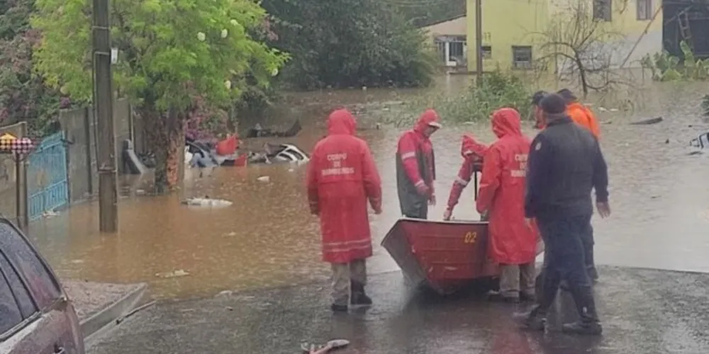 Chuvas registradas na quinta-feira causaram transtornos à população de Ponta Grossa