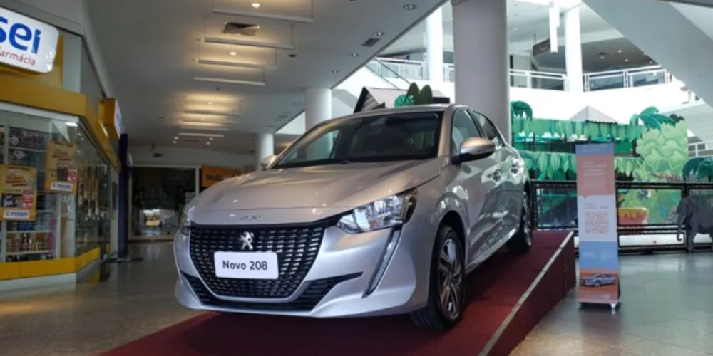 A cada R$ 200 em compras o cliente troca as notas fiscais por um cupom para concorrer a um Peugeot 208