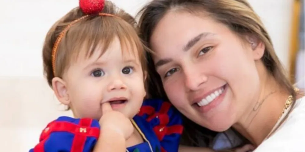 Virgínia é criticada por ter babá em tempo integral para filha