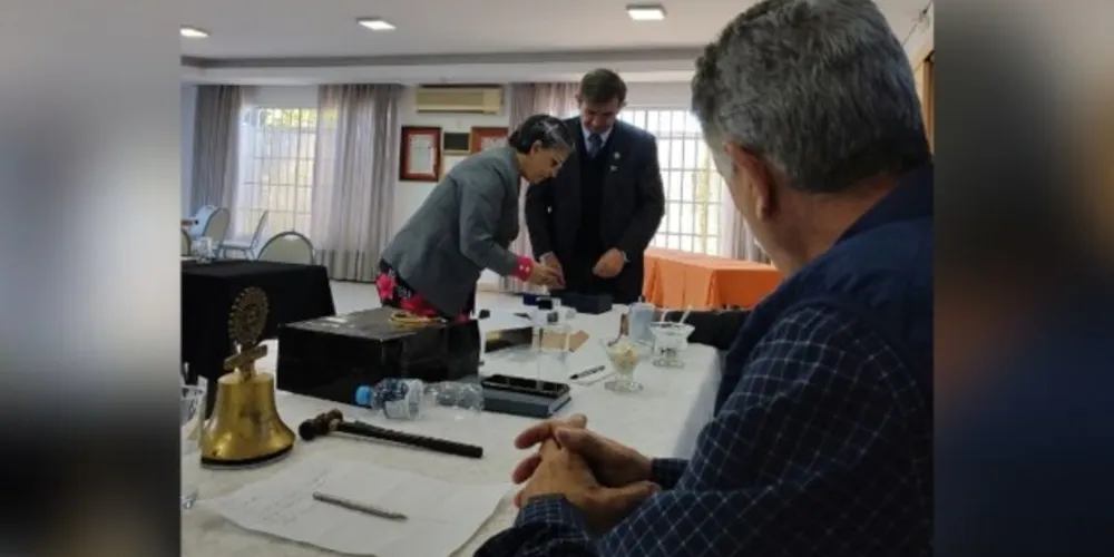 Na ocasião, Mariane Ferreira – Governadora do Rotary Internacional conduziu palavras de gratidão, realizou a entrega de uma peça de cristal e um distintivo  lapela de Doador Extraordinário a José Eli.