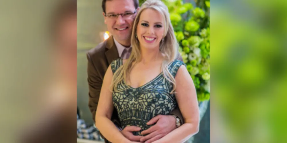 NOVO CICLO – O respeitado médico neurologista Jeziel Gilson Nikosky receberá as felicitações pela passagem de seu nesta sexta-feira (13). No registro especial, Jeziel com sua esposa a empresária Angélica Perin Nikosky. Da coluna RC os votos de felicidades infinitas.