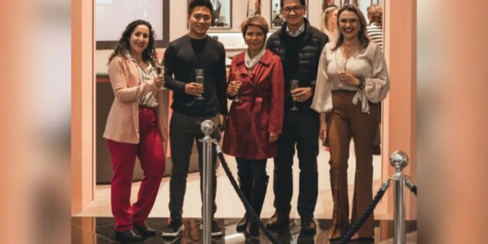 Sirlene Almeida, Nicolas Chee, Michelle Yan, Henrique Chee e Sara Amine