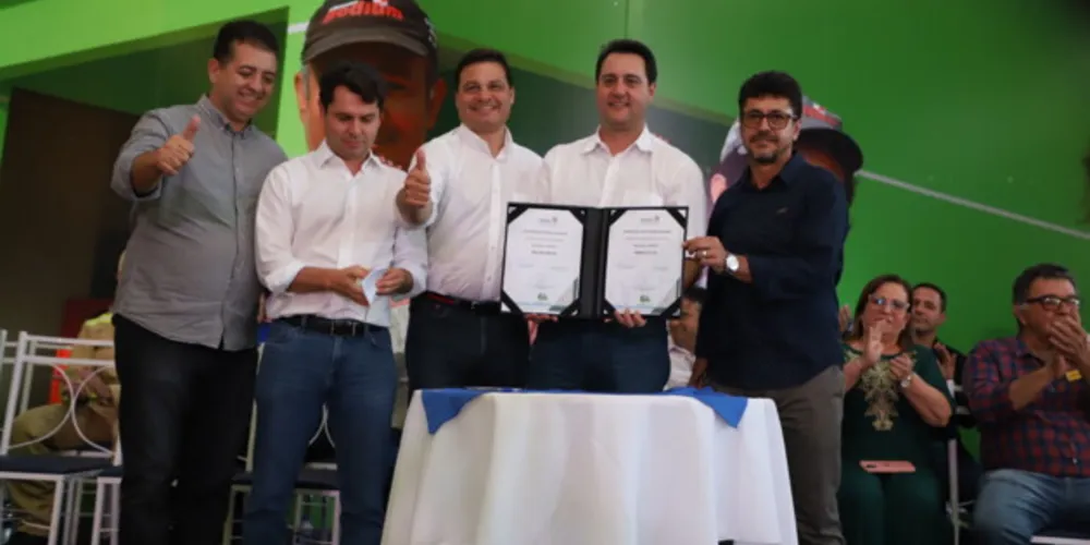 Ações contemplam a entrega do título de posse para 362 famílias, compra de equipamento e pavimentação