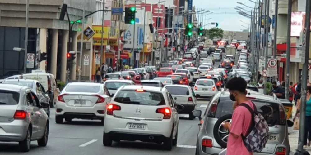 O Dia dos Namorados é uma das cinco principais datas para o comércio, em vendas. Lojas abrem até mais tarde neste sábado