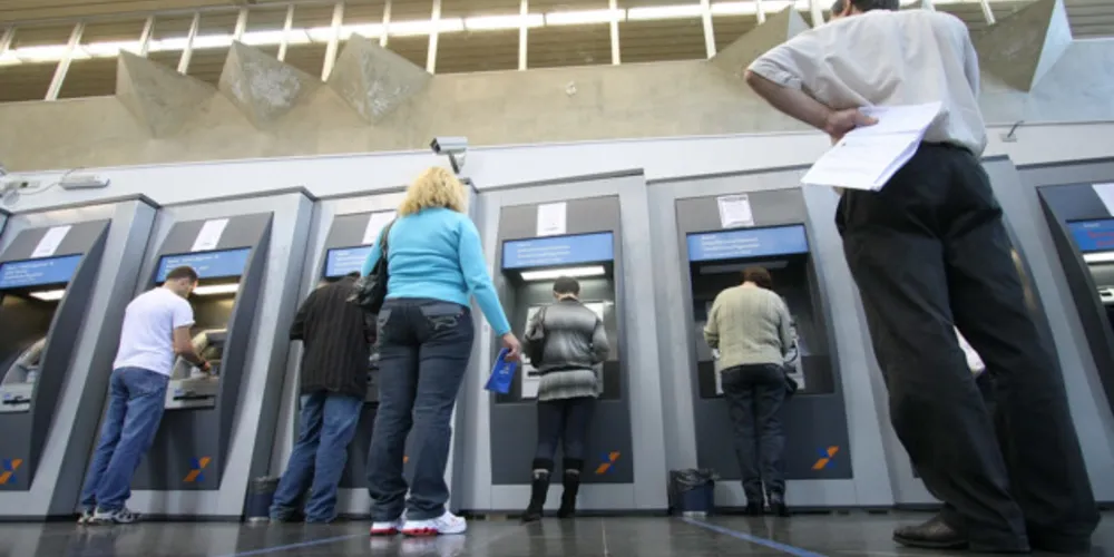 Apenas em março, os brasileiros sacaram R$ 15,36 bilhões a mais do que depositaram na poupança