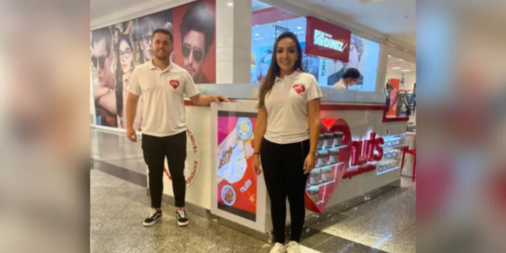 NOVIDADE – Chegou a Ponta Grossa a Nuts Crepe e Waffles. Inspirada em hábitos da Europa, a Nuts é uma creperia express que oferece produtos premium, trabalhando com marcas de primeiro padrão.Os crepes e waffles são montados na hora, na frente dos clientes com o recheio que cada um desejar, incluindo Nutella, uma das grandes paixões dos brasileiros. O doce de leite argentino também faz parte das opções de recheio, com acompanhamentos como farofa de leite Ninho, Oreo, M&Ms, além de ingredientes frescos como banana e morango.A Nuts fica no Piso T do Palladium Shopping, vale a pena viver essa saborosa e incrível experiência. No registro os empresários, Renata Galvão Zanin e Marco Zanin.