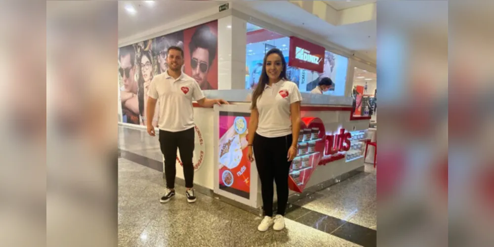 NOVIDADE – Chegou a Ponta Grossa a Nuts Crepe e Waffles. Inspirada em hábitos da Europa, a Nuts é uma creperia express que oferece produtos premium, trabalhando com marcas de primeiro padrão.Os crepes e waffles são montados na hora, na frente dos clientes com o recheio que cada um desejar, incluindo Nutella, uma das grandes paixões dos brasileiros. O doce de leite argentino também faz parte das opções de recheio, com acompanhamentos como farofa de leite Ninho, Oreo, M&Ms, além de ingredientes frescos como banana e morango.A Nuts fica no Piso T do Palladium Shopping, vale a pena viver essa saborosa e incrível experiência. No registro os empresários, Renata Galvão Zanin e Marco Zanin.