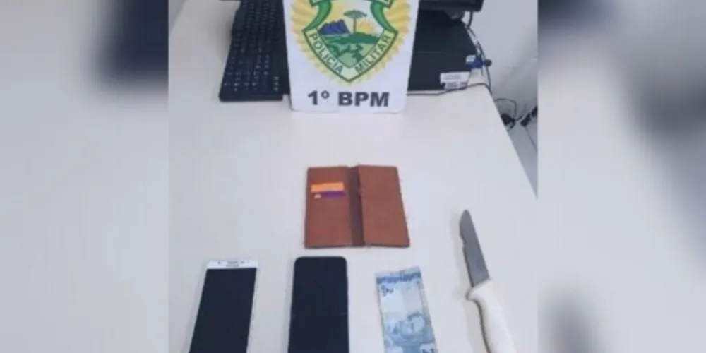 Os itens roubados e a faca utilizada no crime foram levados à delegacia.