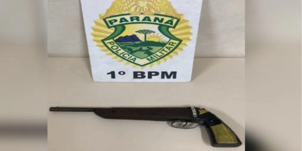 Garrucha artesanal, calibre 22, foi encontrada dentro do veículo