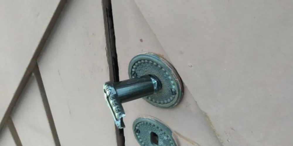 magens de Trincos de portas quebrados e arrancados, números das casas arrancados chegaram ao Portal.