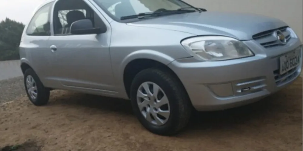 A jovem pede ajuda da população para localizar o veículo, um celta prata.