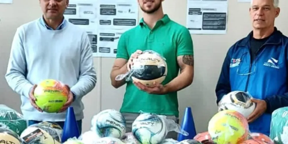 Ao centro, o vereador Geraldo Stocco (PV) entregando os materiais esportivos.