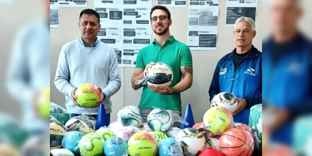 Ao centro, o vereador Geraldo Stocco (PV) entregando os materiais esportivos.