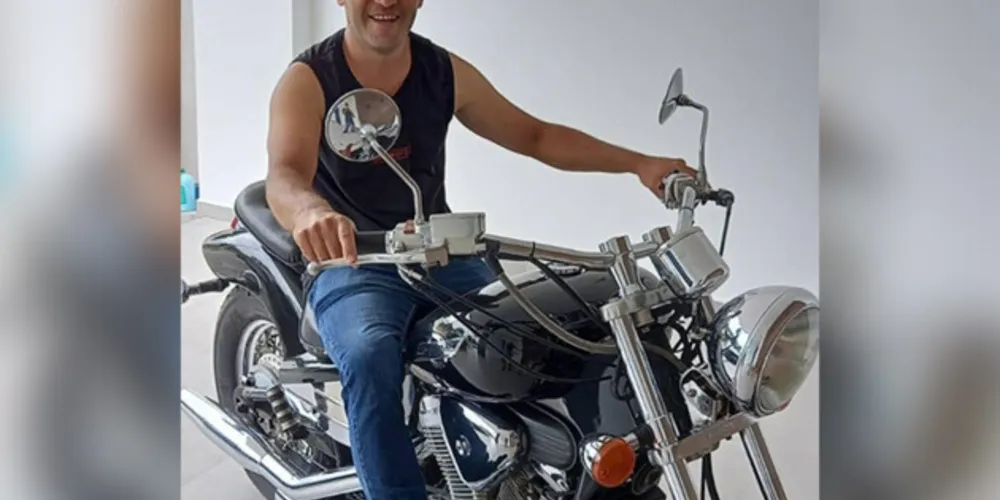 Fernando, conhecido popularmente por Charola, era motoboy e ultimamente estava trabalhando numa loja de venda de automóveis
