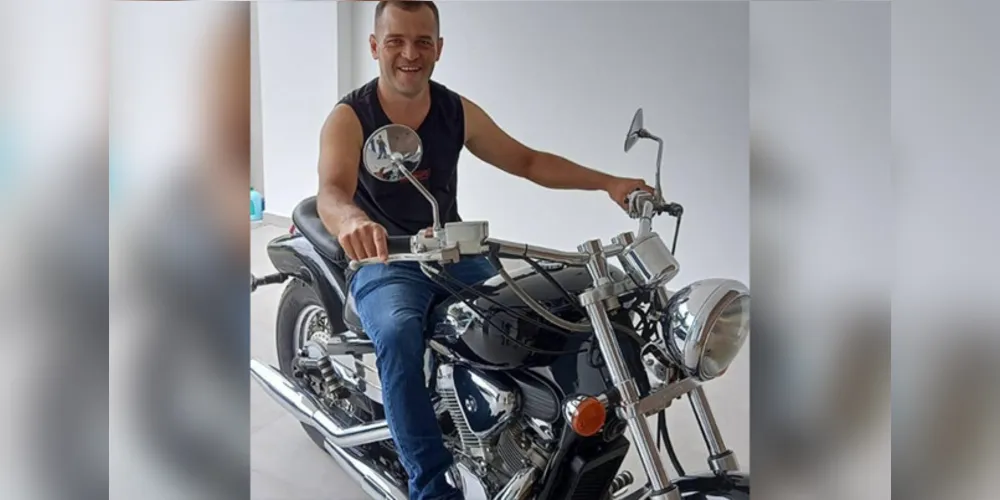 Fernando, conhecido popularmente por Charola, era motoboy e ultimamente estava trabalhando numa loja de venda de automóveis
